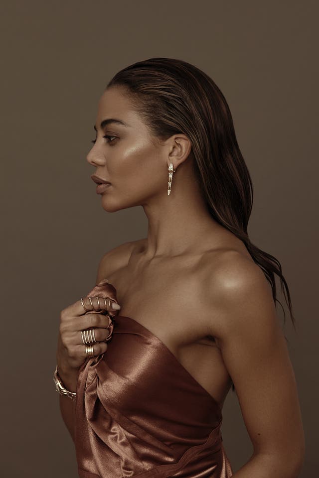 非洲巨富私生女嫁英国帅侯爵，却被婆婆嫌糟蹋400年血脉？