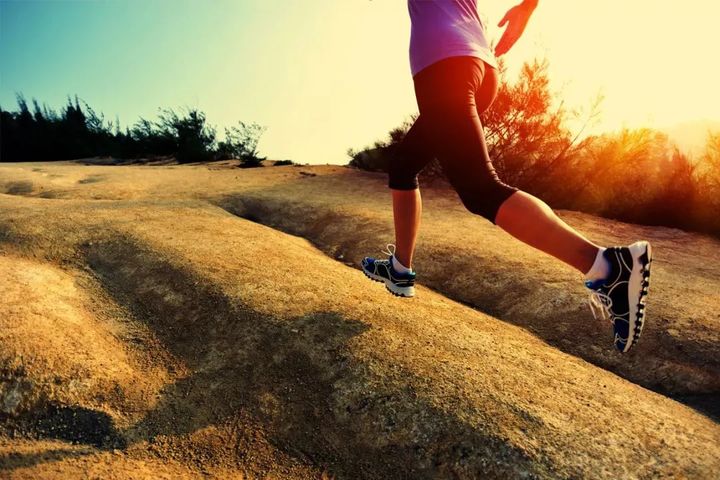 肩周炎肩膀疼痛两招立马见效,肩周炎肩膀疼得厉害一招立刻解决