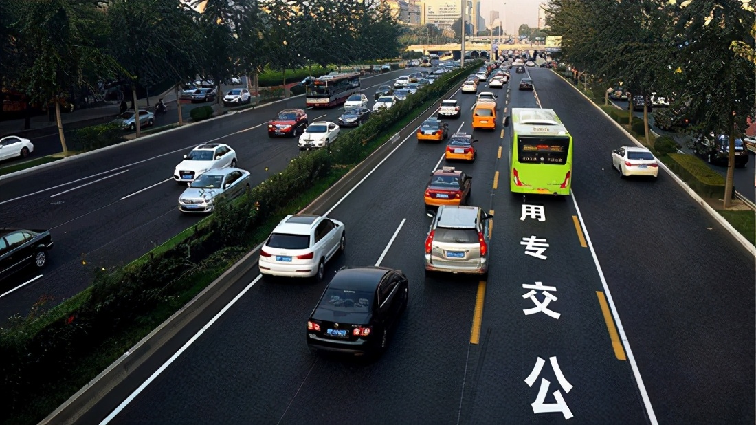 中间是虚线纵向减速标线可变道吗,车道纵向减速标线可以变道吗