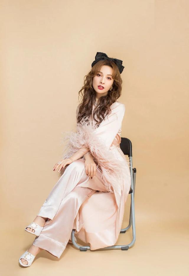 吴昕穿睡衣现身机场,吴昕油光满面现身机场似油腻少女