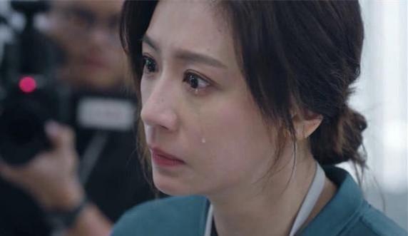 她16岁就火遍全国,她17岁成名因意外左眼失明