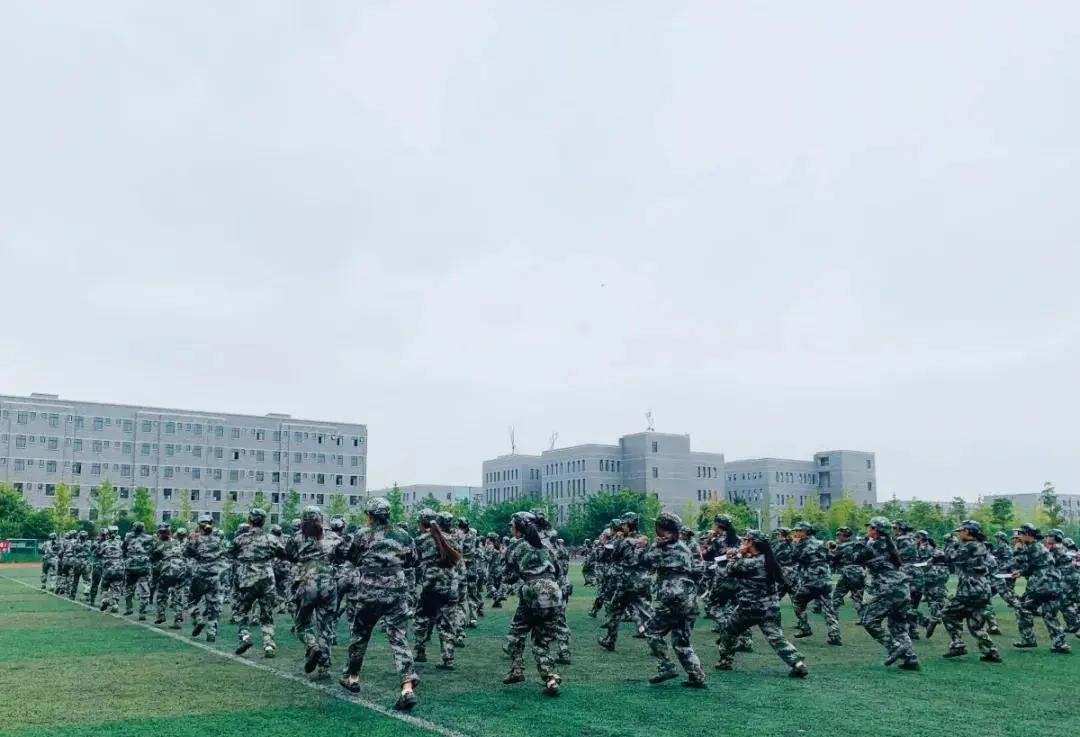 军训完了拍一张照纪念一下,军训完给学生的礼物