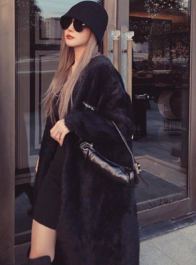 有种“救场”叫周扬青，看她穿短裙后坐下姿势，女生都该来学习