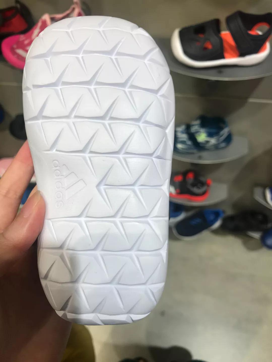 高颜值凉鞋小孩,什么材质的凉鞋鞋底最软