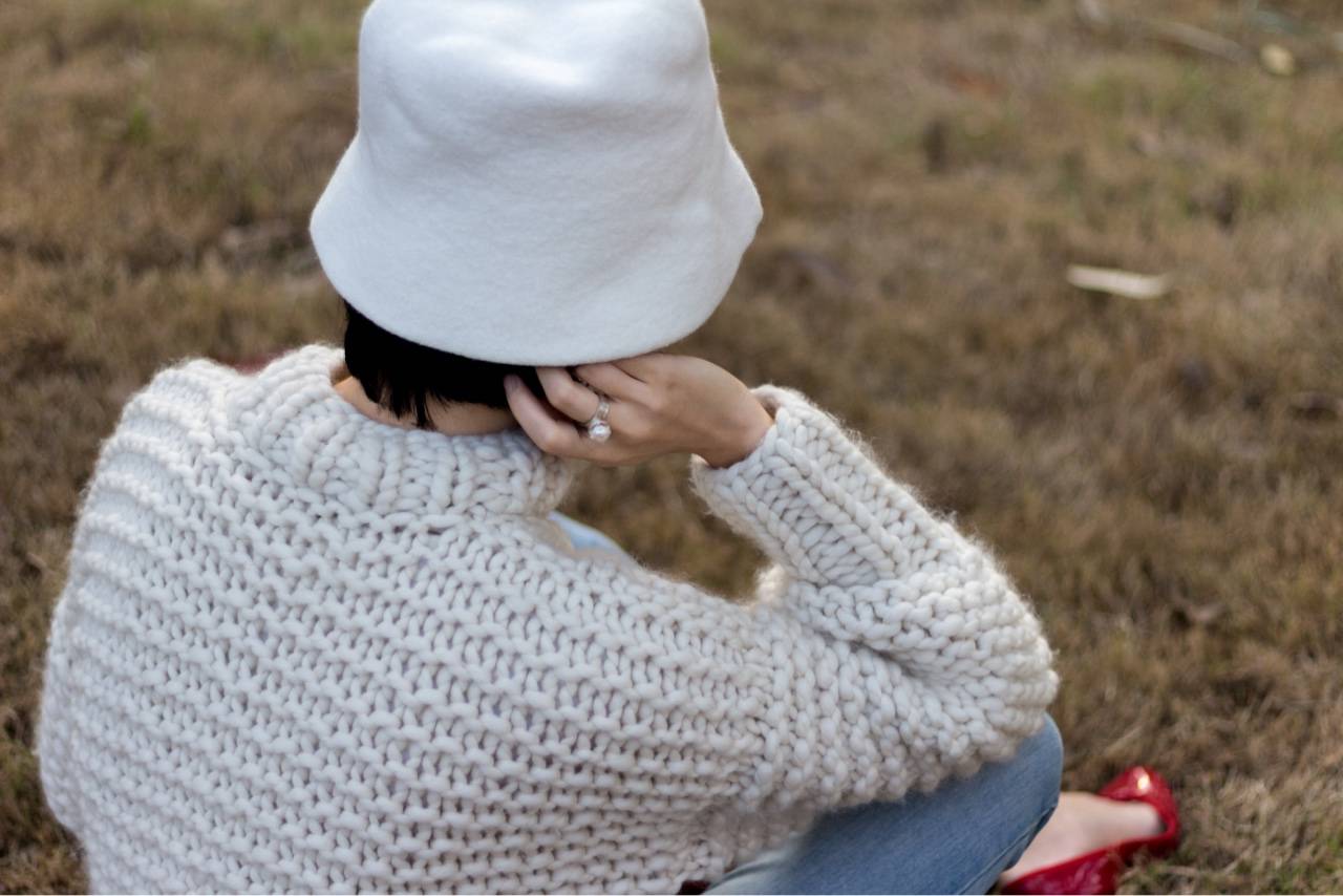 年轻女士的棒针圆肩提花毛衣款式,特粗棒针羊毛渔夫毛衣