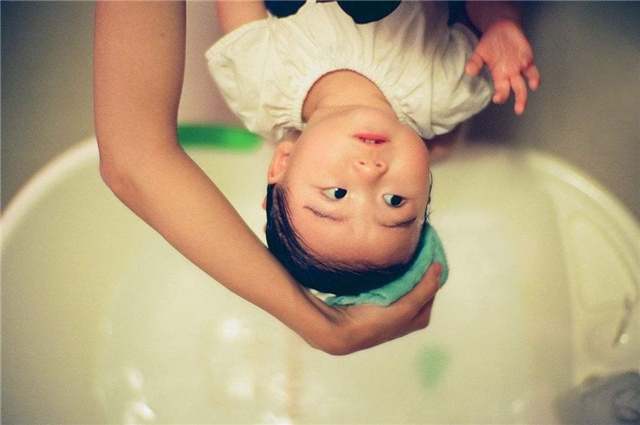 小孩剃光头要不要先洗头,孩子不爱洗头怎么引导