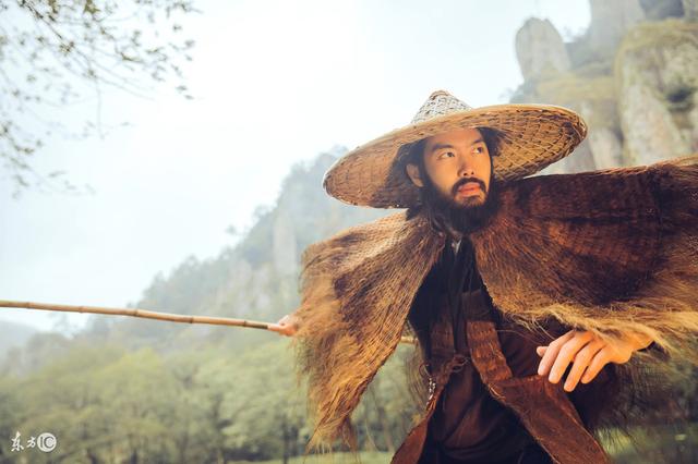 小说：他在耕作的地里发现了隐身符，于是就和朋友拿着隐身符去玩