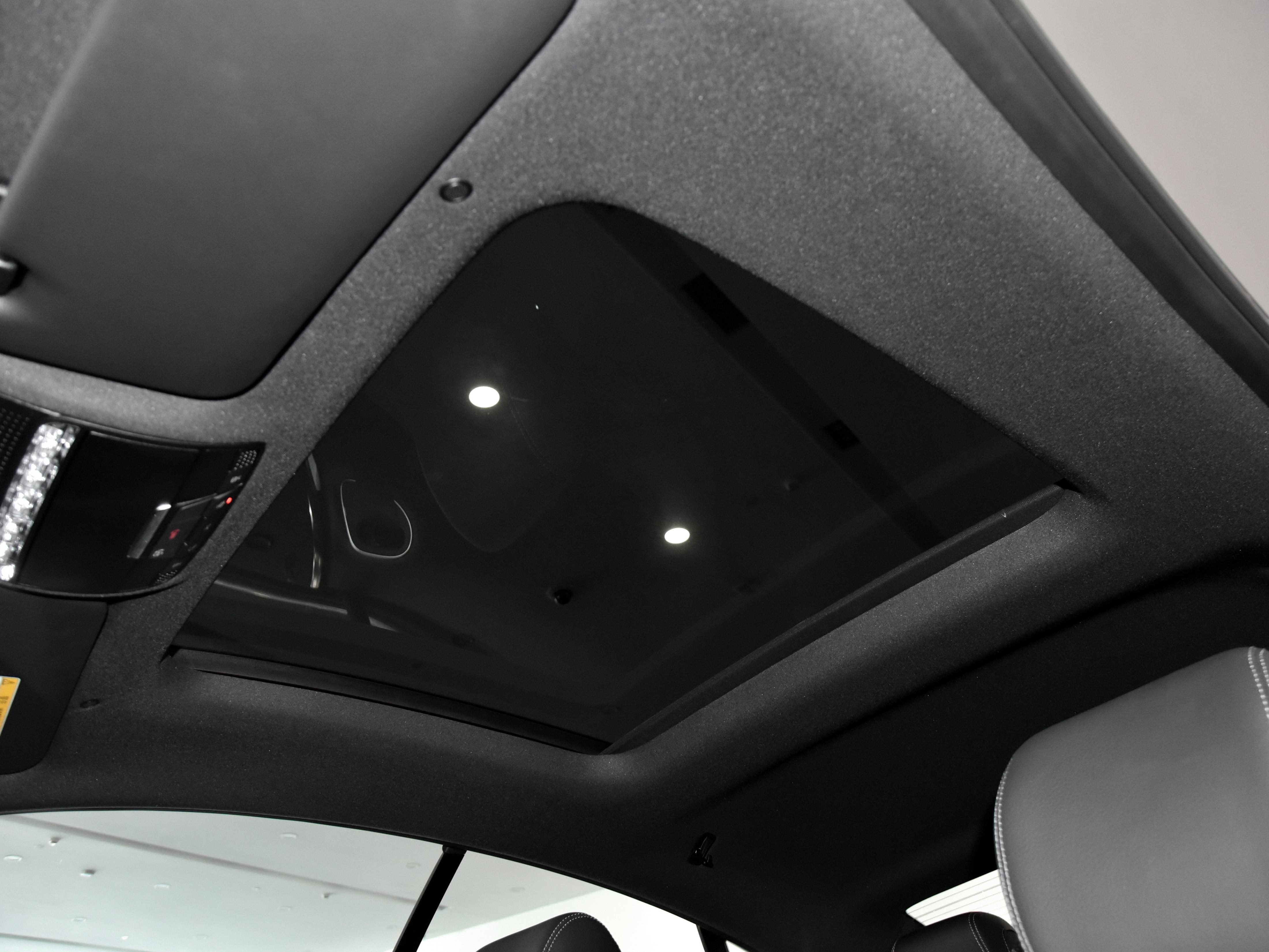 两门奔驰轿跑内饰,轿跑内饰豪华