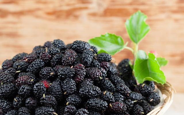 养肝日常可常吃这几种水果,养肝的人建议少吃这2种水果