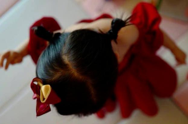 张杰晒与谢娜牵手合影庆祝,张杰晒出和谢娜合照庆结婚十周年