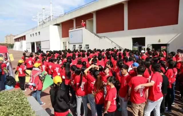 他14岁开始摆摊创业,他11岁开始创业