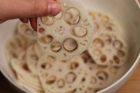 怎么清洗莲藕里面的淤泥,完整莲藕怎么洗干净中间泥