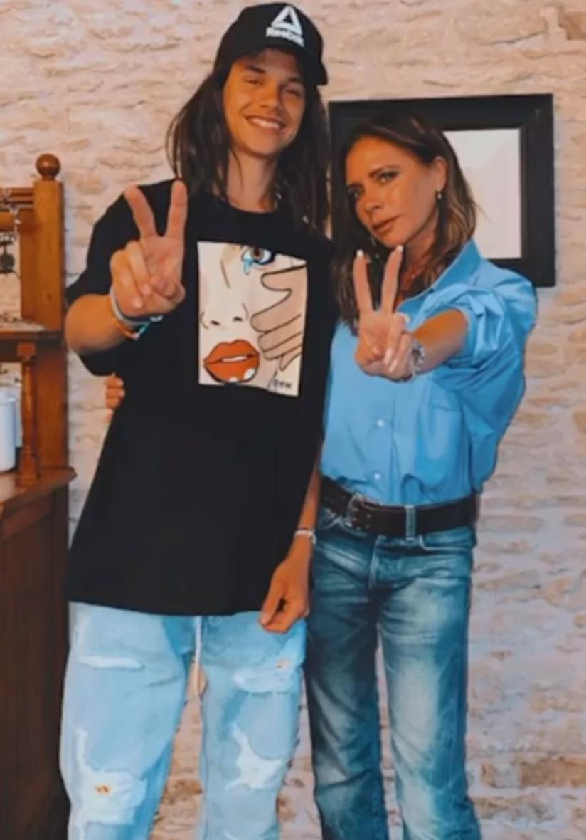 幸福快乐一家人20张照片,幸福一家人庆祝生日