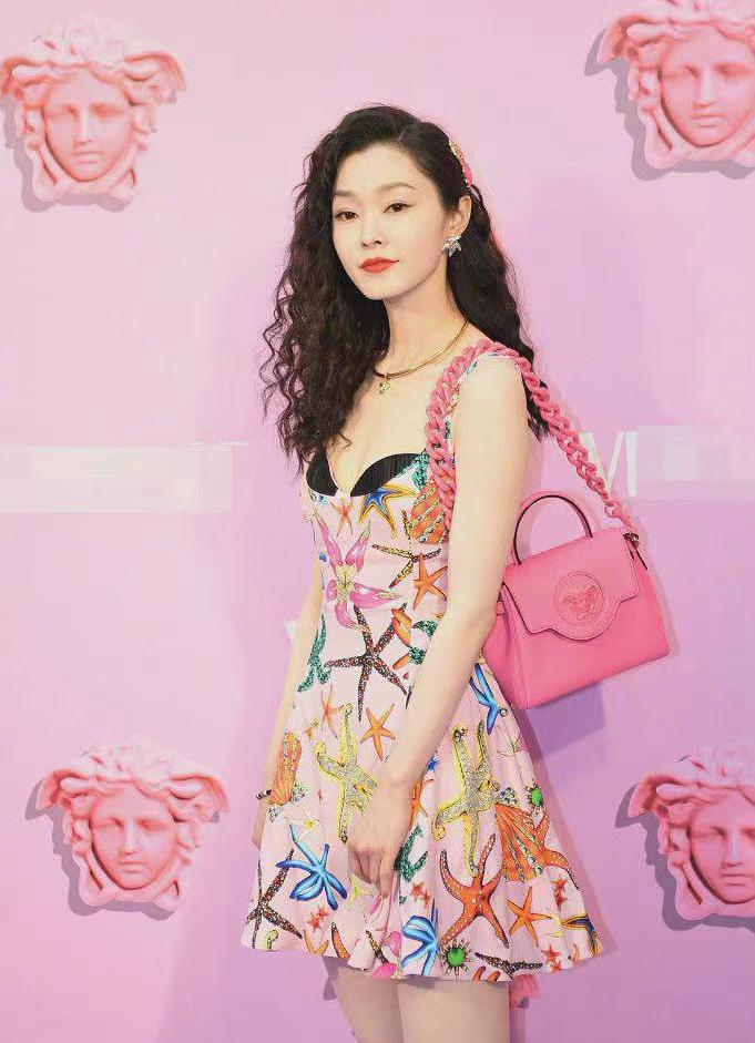 众星出席辱华品牌活动：内衣外穿被嘲雷人，宋轶短裙暴露身材缺陷