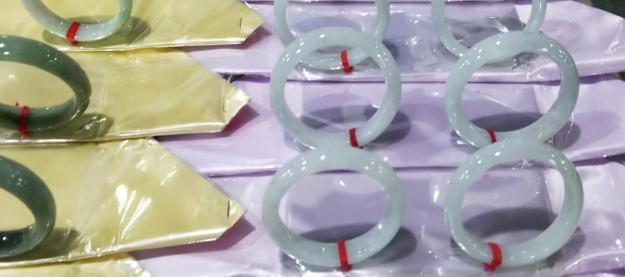缅甸翡翠摆摊记,缅甸淘翠直播间手镯