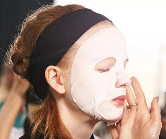 面膜塑料纸需要敷在脸上还是撕掉,面膜上的塑料纸要不要拿掉