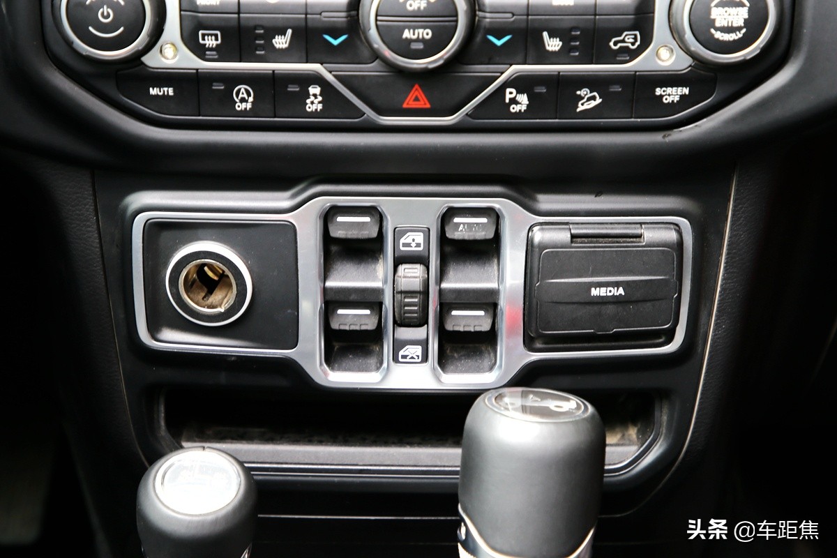 感受牧马人第一视角,牧马人沉浸式体验白色内饰