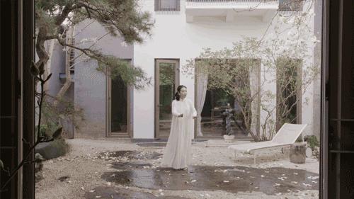 她买下别人挑剩的渣户型，花10年任性改造，浴缸像床那么大