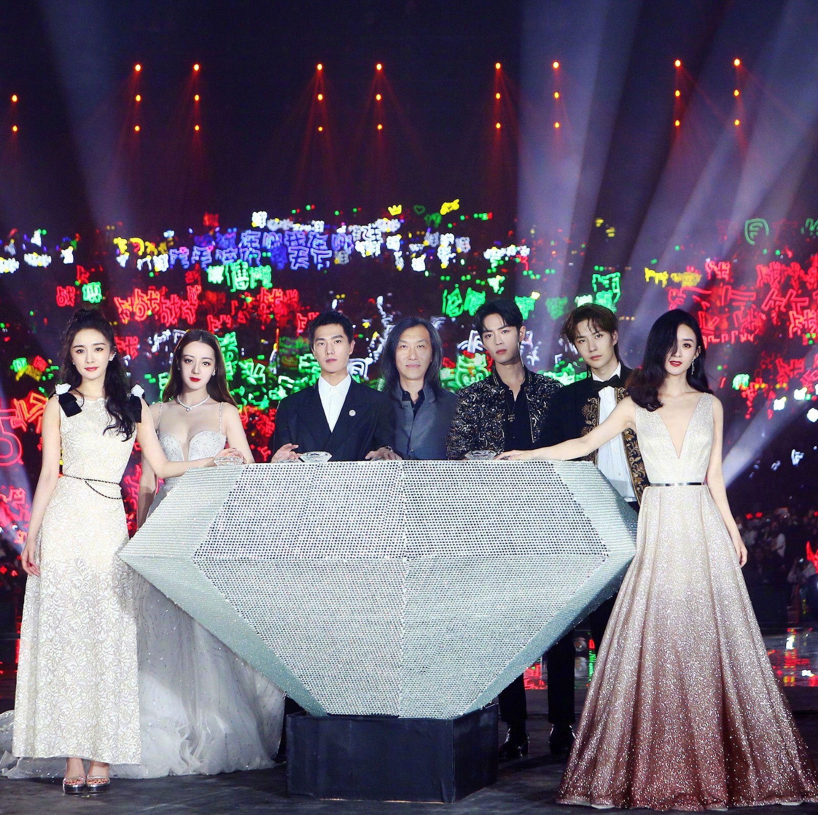 赵丽颖和杨幂同穿吊带裙,杨幂穿刺绣长裙