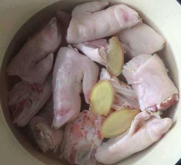 红烧猪蹄怎样上色更深,红烧猪蹄可以放酱油吗