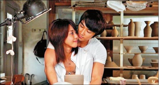 美艳女星出书爆料：15岁遭性侵、42岁流产，还被迫三人行？