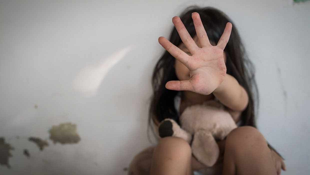 教师实名举报遭猥亵涉事校长获刑,51岁副校长猥亵学生终审获刑14年