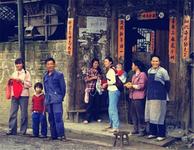 小时候的年夜饭，我们每家每户要吃猪蹄，你们那边的年夜饭呢？