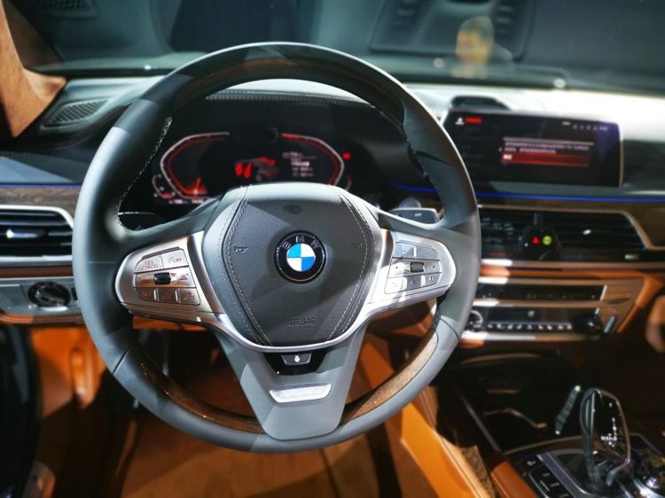 奔驰S级的恐惧！试驾新款宝马7系这才是旗舰该有的模样