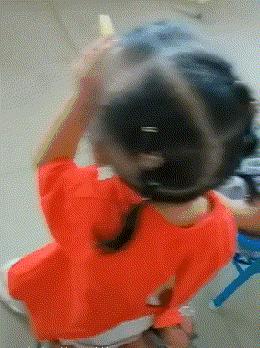 广场舞大妈抢占场地搞笑视频,广场舞大妈抢篮球场惹众怒