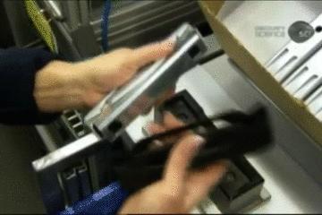 把锁锁上了怎么弄下来,锁怎么样是锁上的