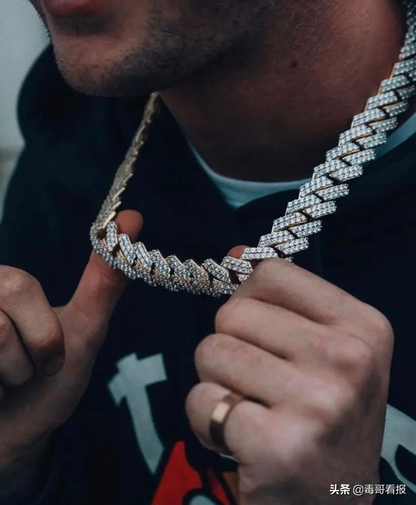 简约的首饰往往是穿搭的必杀技,首饰穿搭