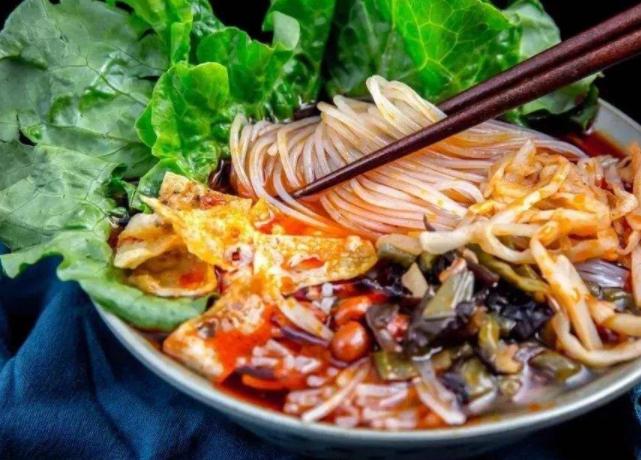 柳州螺蛳粉小吃探店制作过程,地道柳州风味小吃正宗螺蛳粉