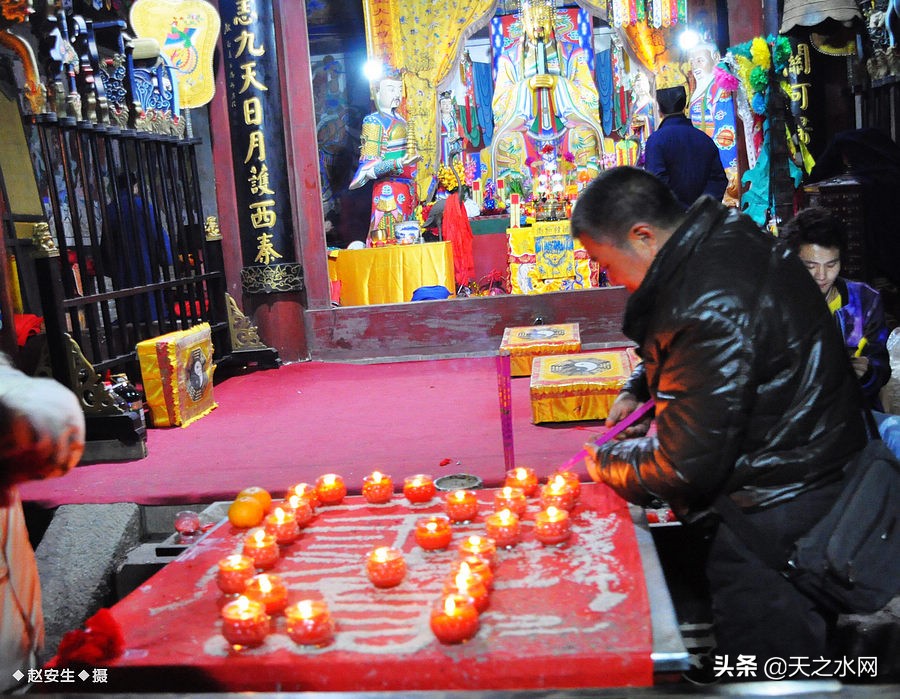 甘肃天水数万民众“上九朝观”祈福纳祥争烧头柱香！（组图）