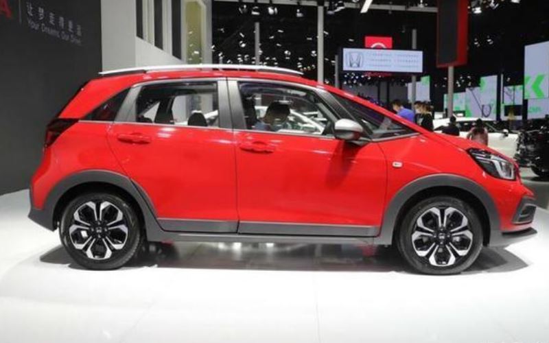 本田飞度成都车展上市,配置车顶行李架+黑轮眉,竞争丰田威驰