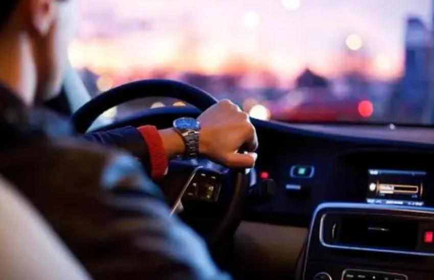 男子把车借给朋友结果小伙子后悔,男子借朋友保时捷开车