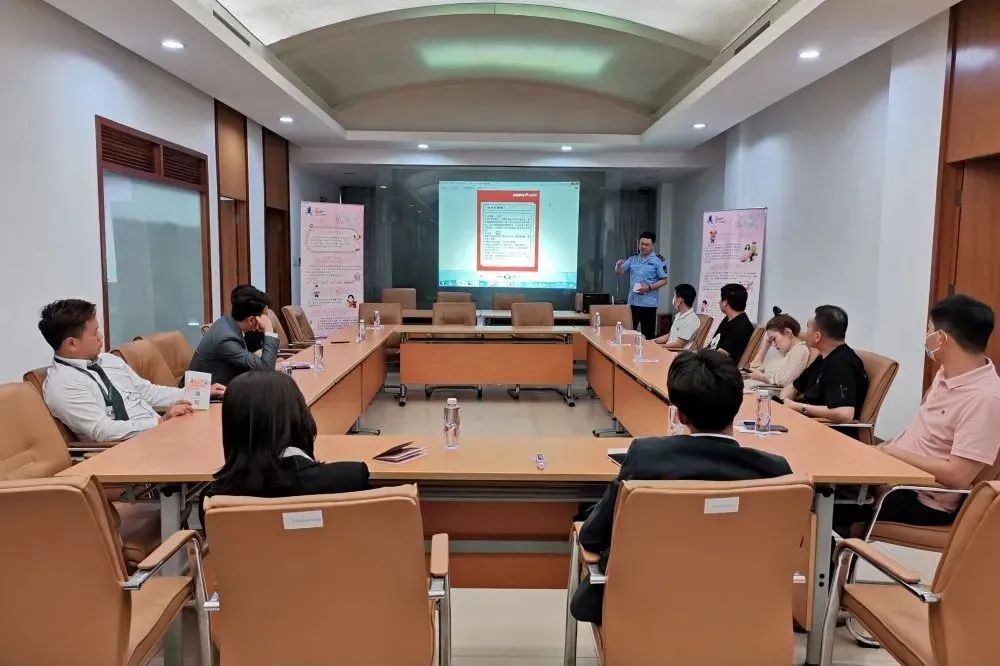 化妆品到底该怎么用？他们来教你→