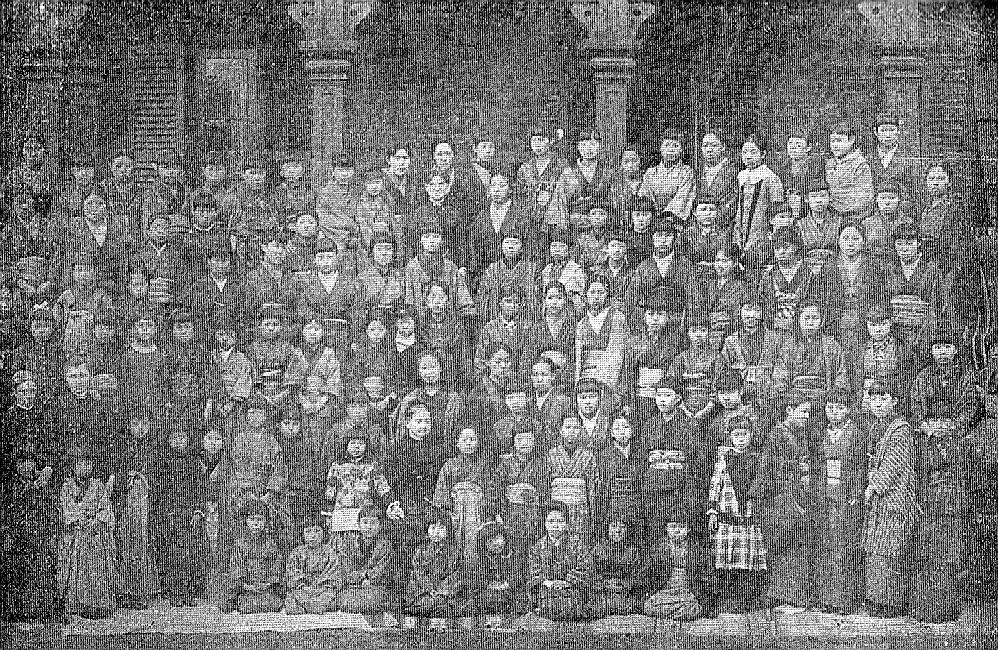 图像史：从和服到洋装，看19世纪末日本女学生制服文化|张小玉