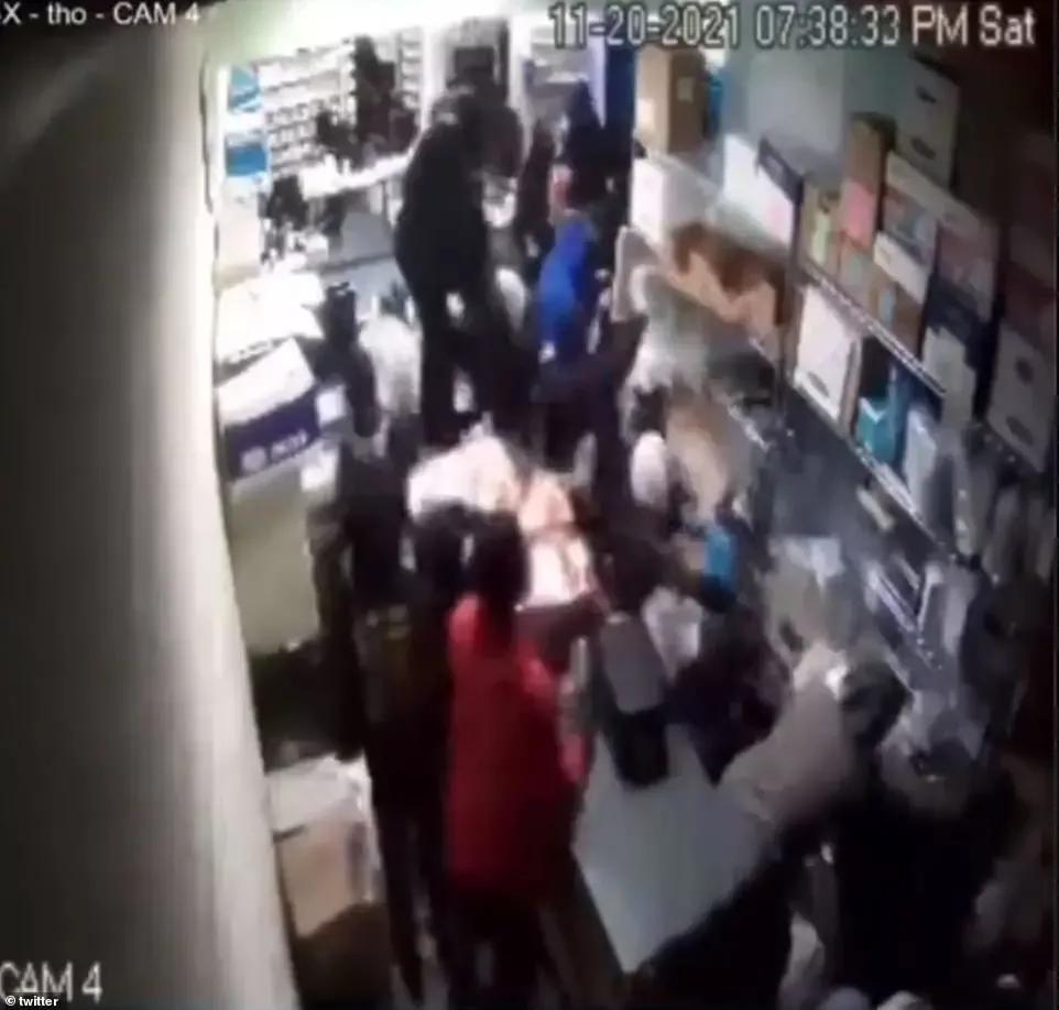 最近去美国小心!过境被罚$5700,80人武装抢商场,铁锤帮暴砸珠宝店