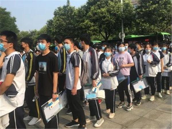 偷高考试卷可行吗？18年前真的有人做到了，可苦了那一年的考生