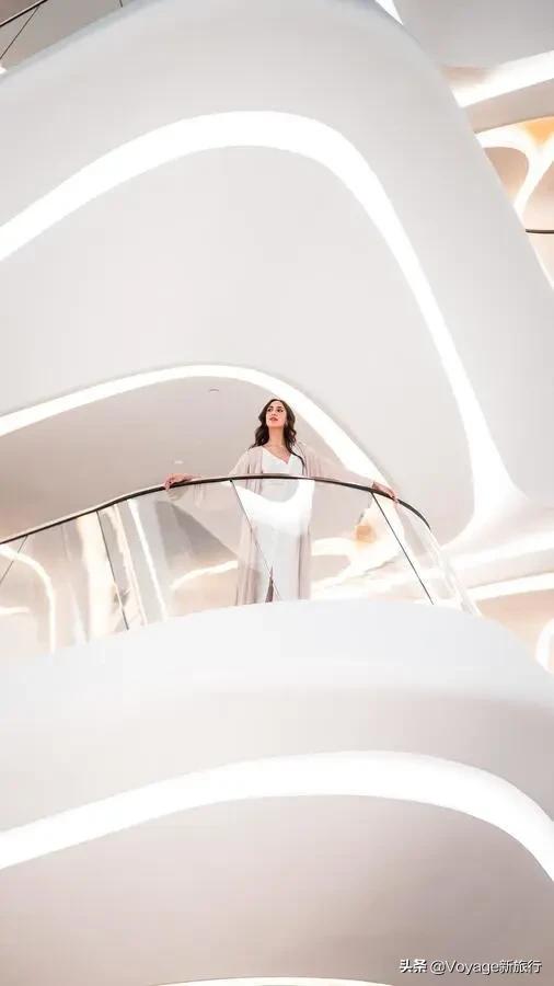不可多得的扎哈遗作，这家最新开幕的未来感酒店，仿佛睡在酷炫的太空飞船里！