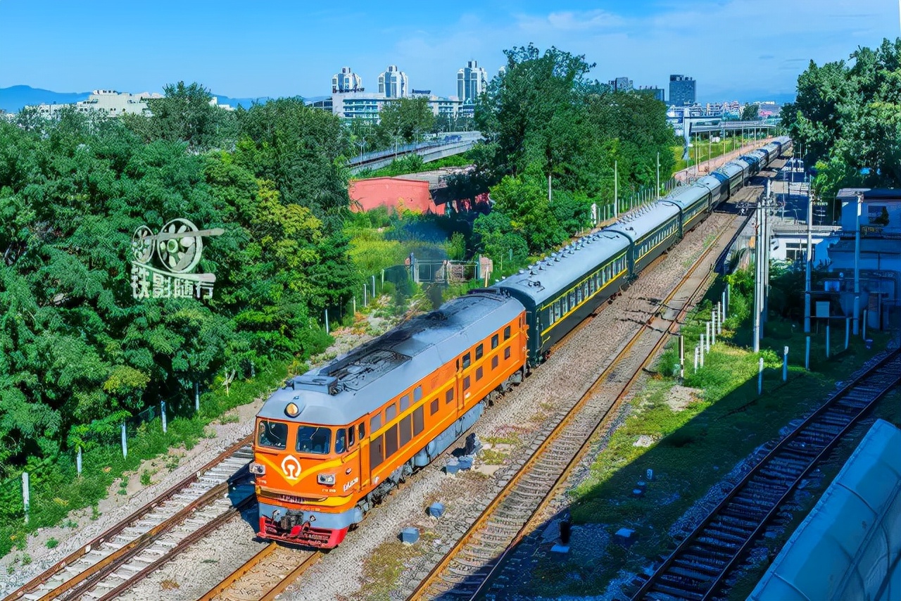 火车来了行人车辆请注意安全,行人车辆请注意火车就要来了