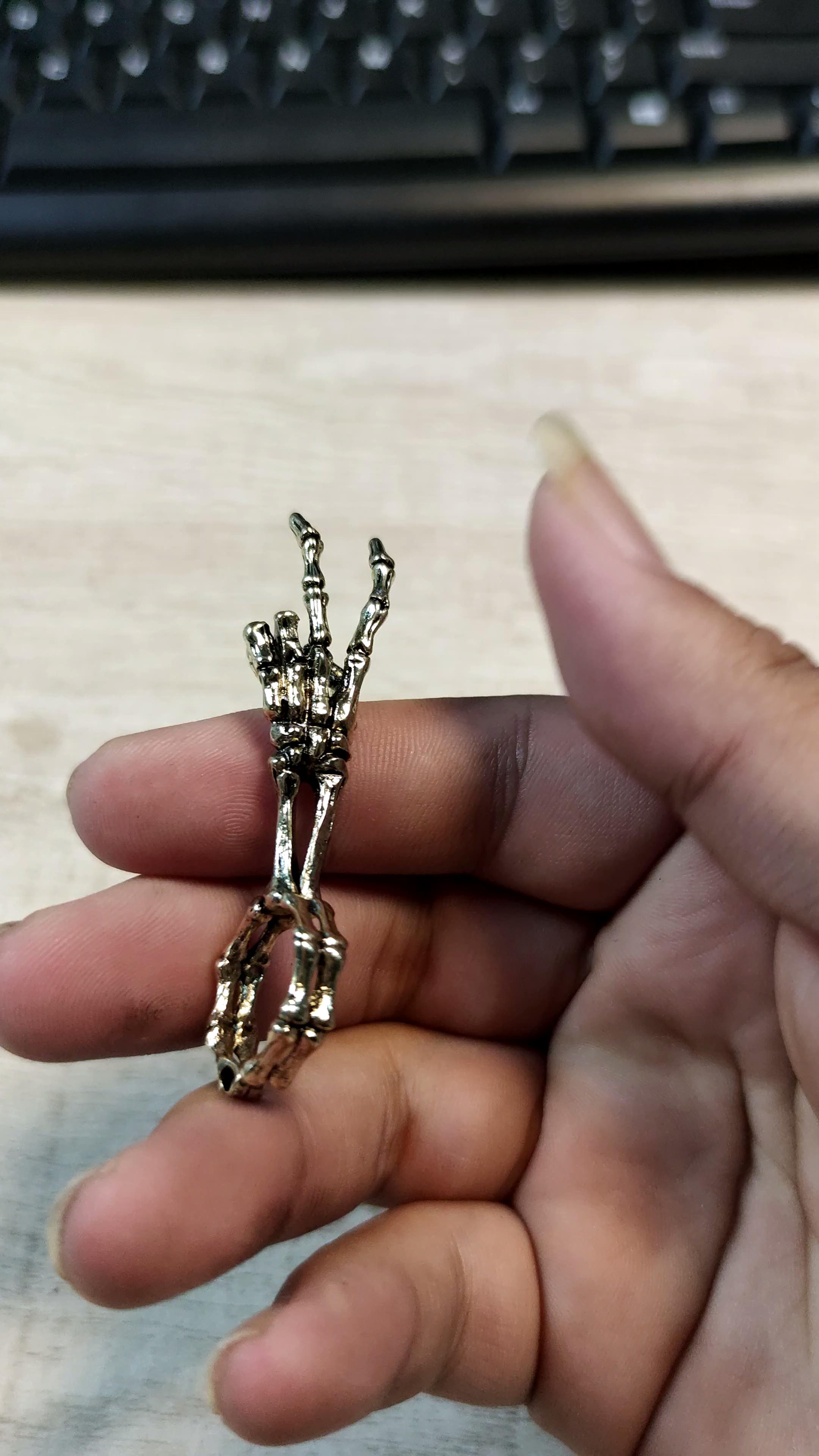 外国人是不是也喜欢戴宝石戒指,国外奇葩戒指