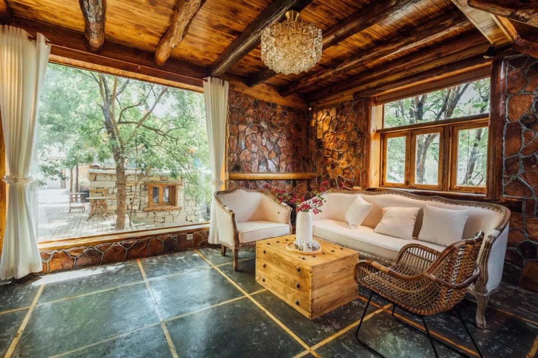 神仙眷侣辞掉高薪工作，爆改废弃山谷，造无边恒温泡池，全景树屋