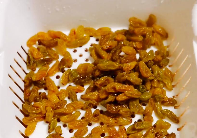 葡萄干怎样洗才干净又好吃,葡萄干用清水洗了再烤干行吗