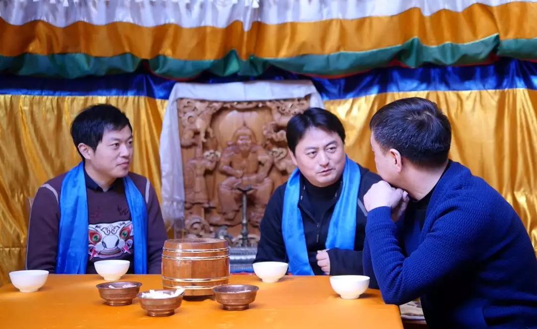 两个男人天天聊天到凌晨两三点,两个男人4小时谈话