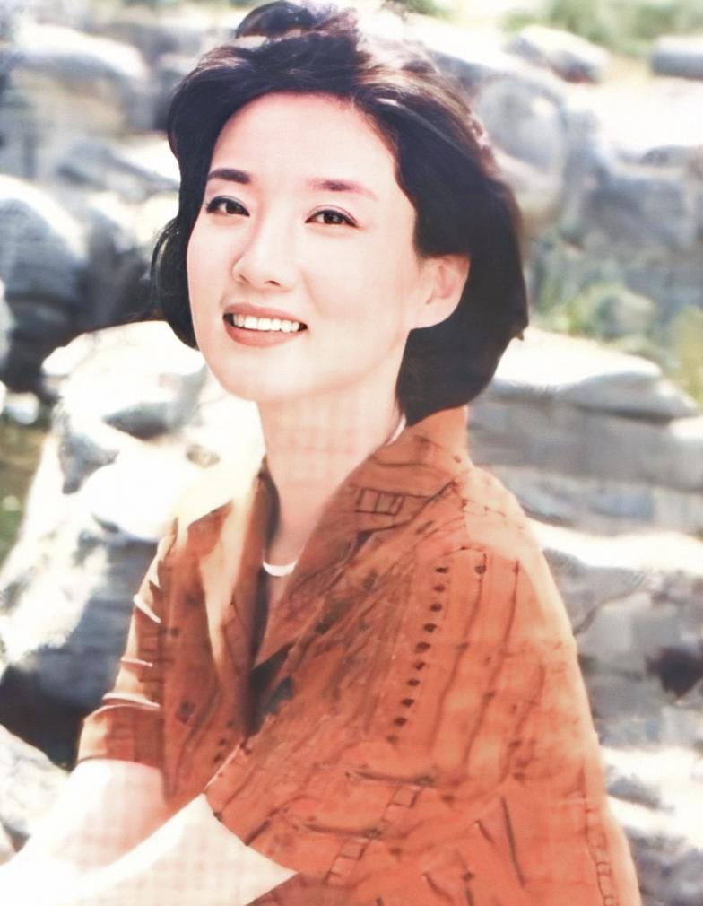 国民女神李修平：播音26年人美心善，57岁无儿无女留下遗憾