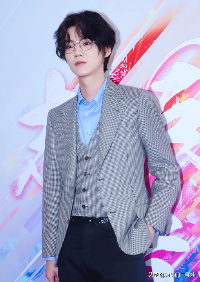 鹿晗帅气制服,鹿晗贵气照片