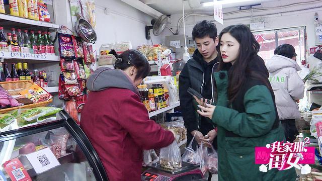 林允出生时,爸爸49岁,是搬运工。林允的自信源于穷人家的富养