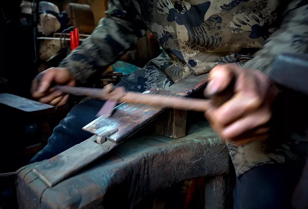 闪石乡锻刀匠：42年只为做好一把菜刀！