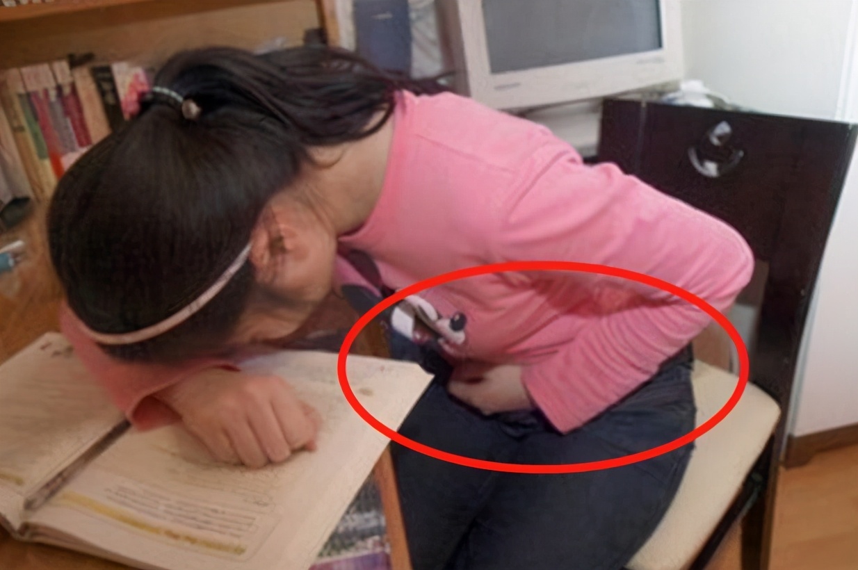 7岁女孩一到周六就喊肚子痛，医生检查后痛斥家长：你们离婚吧